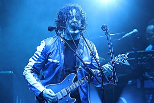 「ジャック・ホワイト、『SNL』でエディ・ヴァン・ヘイレン・モデルのギターを使い故人を偲ぶ」