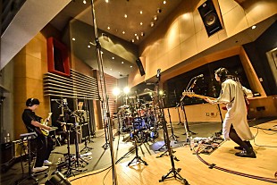 「Base Ball Bear、配信ライブで演奏力のすごみや歌の求心力を提示」