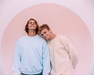 「サーフェシズ、メンバーも参加する『サンデイ・ベスト』オンライン・リリース・イベントに5名様をご招待」