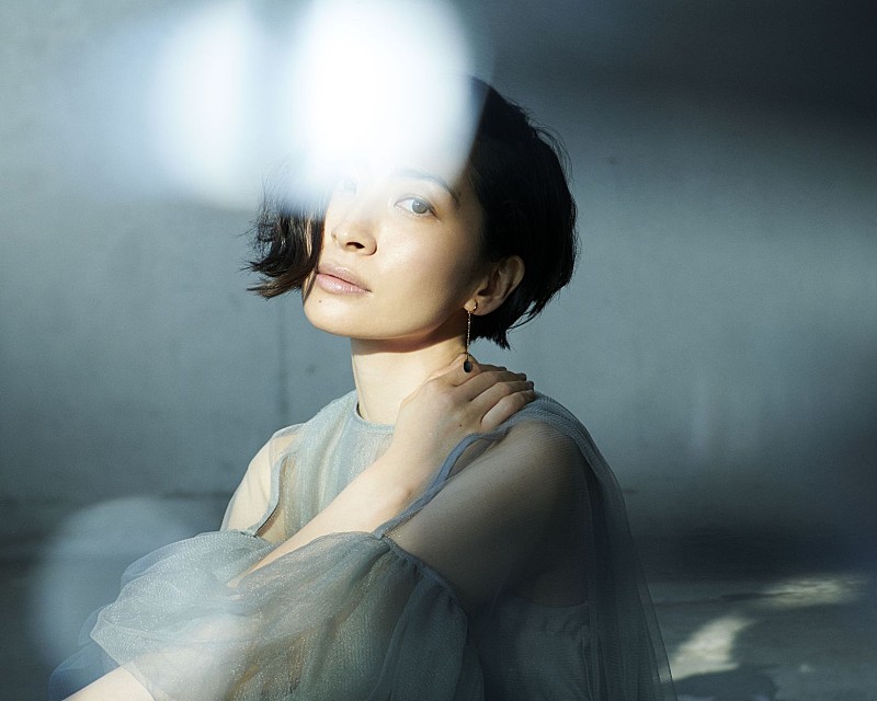 坂本真綾、両A面シングル『独白/躍動』ジャケット写真公開 