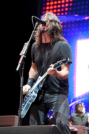 「フー・ファイターズ、ニューALのリリース発表＆『SNL』で新曲「Shame Shame」を披露」