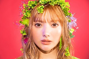 「安斉かれん、新ビジュアルはガーリーな雰囲気」