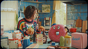 「SHE IS SUMMER、新曲「ドーナツ」MVをYouTubeプレミアで公開＆コラボTシャツのリリース決定」