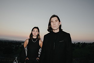 「グリフィン、ゲストにオードリー・ミカを迎えた新曲「Safe With Me」を公開」