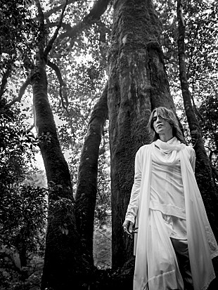 「SUGIZO、12/23発売のアルバム『愛と調和』ジャケット写真を公開」