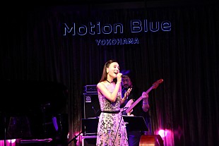 「May J.、1年ぶりの有観客ライブで「涙がこぼれそうに」」