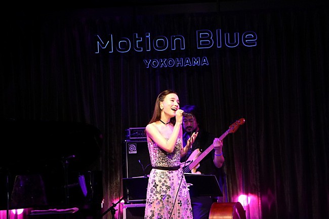 「May J.、1年ぶりの有観客ライブで「涙がこぼれそうに」」1枚目/4