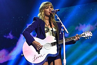 「テイラー・スウィフト、『フォークロア』のスタジオ・ライブ映像を配信へ」