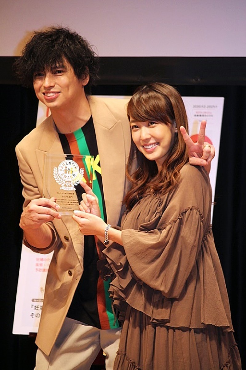 「アレク＆川崎希夫妻、ラブラブな姿を披露　「ペアレンティングアワ－ド」を受賞」1枚目/1