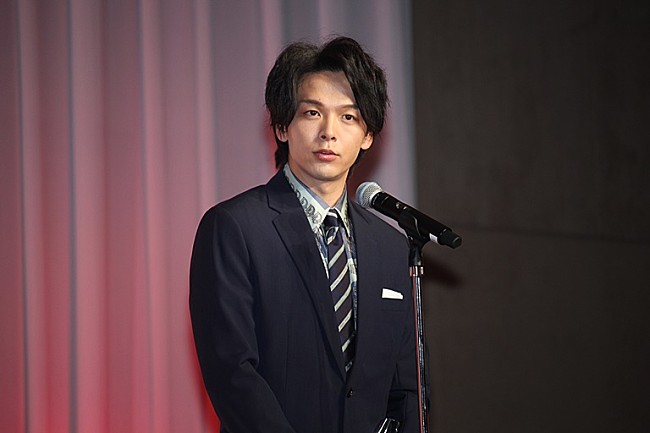 「中村倫也「ベストドレッサ－賞」を受賞　家では「スエットにパ－カ－にモコモコの靴下」」1枚目/1