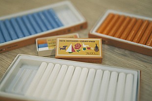 「秦 基博、歌詞にちなんだクレパス「たいようオレンジ」と「なみだいろブルー」が完成」