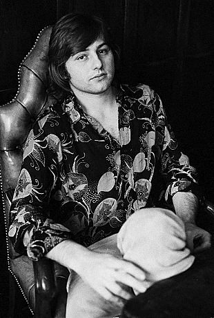 「『12月7日はなんの日？』キング・クリムゾン/ELPで活躍、グレッグ・レイクの命日　没後4年」