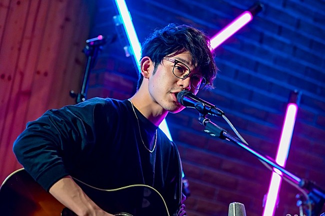 川崎鷹也「Billboard JAPANとTikTokによる番組『NEXT FIRE』に川崎鷹也が出演　生配信スタジオライブをレポート」1枚目/10