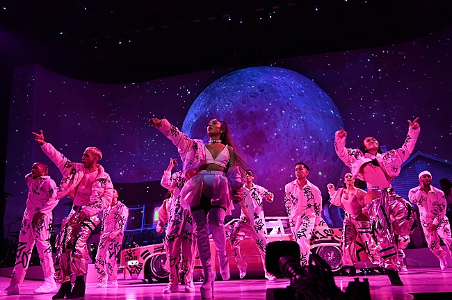 「アリアナ・グランデ、【スウィートナー・ツアー】のコンサート・フィルムをNetflixで配信か」1枚目/1