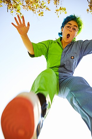 「クロード、デビューAL『スーパー・モンスター』をフィービー・ブリジャーズのレーベルより発売へ」