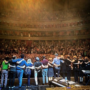 「ベル・アンド・セバスチャン、ライブ・ベスト盤のリリースを記念して22曲のMVを一挙解禁」