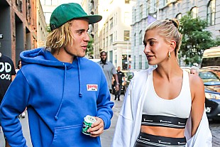 「ジャスティン・ビーバー、妻ヘイリーと自宅のクリスマス・ツリーを飾り付けする様子を投稿」