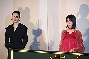 「浜辺美波、来年の“約束”は「ふっ軽」　「普段は脚が鉛のように重くて…」」