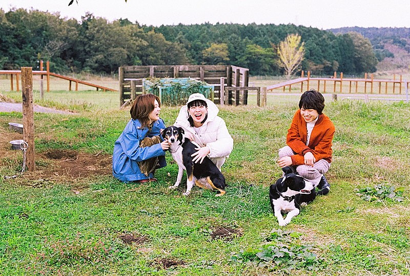 SHISHAMO「SHISHAMO、「明日の夜は何が食べたい？」プレミア公開にチャット参加」1枚目/1