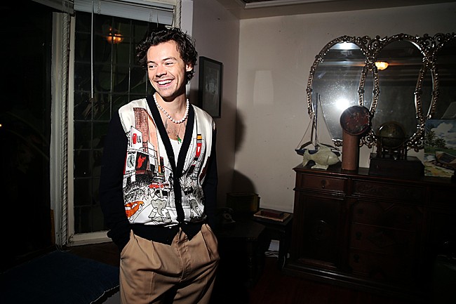 「ハリー・スタイルズ、最新MVでフィービー・ウォーラー＝ブリッジと息のあったダンスを披露」1枚目/1