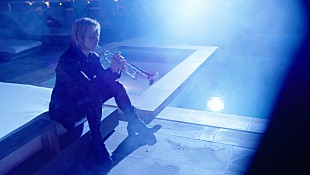 「YOSHIKI、トランペットで「Forever Love」を演奏する映像を公開」
