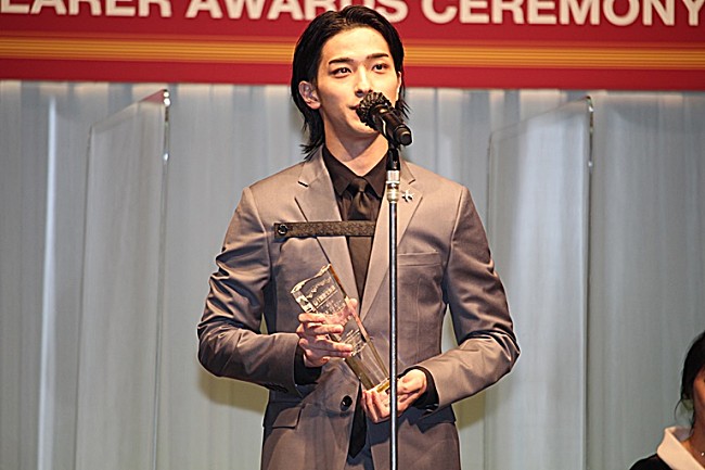 「横浜流星「女優の横浜流星です」　「日本ジュエリ－ベストドレッサ－賞」受賞」1枚目/1