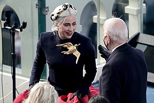 「レディー・ガガ、米大統領就任式で身につけていた金色の鳩のブローチに込めた想いを明かす」