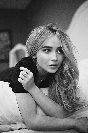 「サブリナ・カーペンター、新曲「Skin」はオリヴィア・ロドリゴの全米No.1曲に対するアンサー・ソング!?」