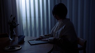 「家入レオ、自身作詞「Moon」リリックビデオを自宅で撮影」