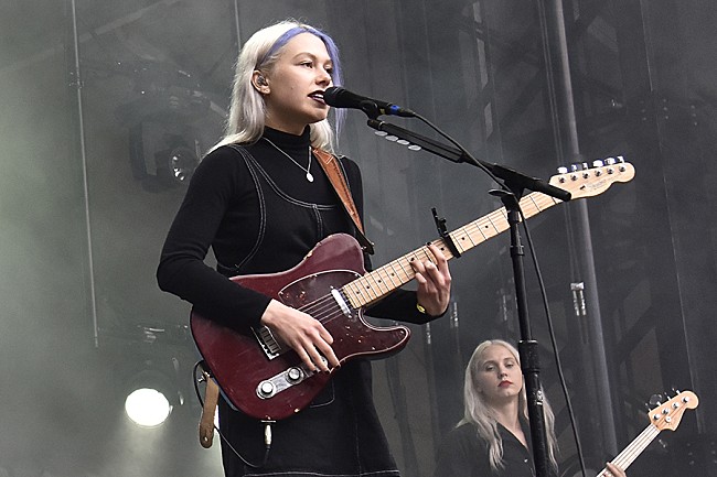 「フィービー・ブリジャーズ、初出演の『SNL』で「Kyoto」＆「I Know The End」を披露」1枚目/1