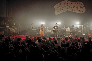「GLIM SPANKYが約1年ぶりの有観客ライブ開催、「僕たちの居場所は、ここ“ライブ”」」