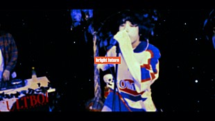 「Mom、テレビCMで話題の楽曲「あかるいみらい」のMVが公開」