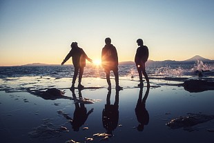 「DOES、配信ライブ【（R）evolution#0.5】開催　歌詞字幕付きチケットやグッズも発売」