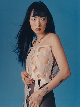 「Rina Sawayama、アビー・ロード・スタジオで「XS」を披露」