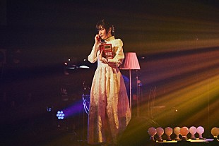 「吉澤嘉代子、物語性のあるステージでオーディエンスを魅了【赤青ツアー2021】」