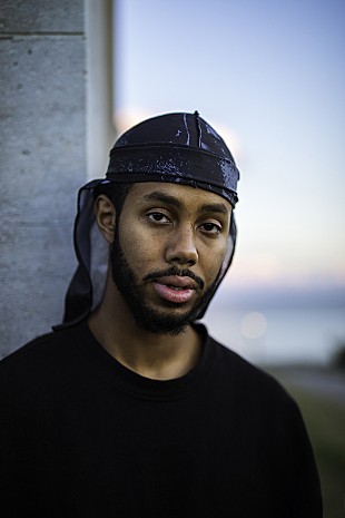 「ムスタファ、ジェイムス・ブレイク/ジェイミーxx/サンファなど参加のデビューAL『When Smoke Rises』発売決定」