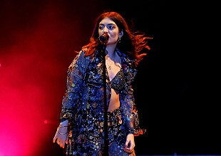 「ロード、ブルース・スプリングスティーンの「Tougher Than the Rest」をライブでカヴァー」