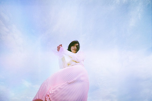 「adieu（上白石萌歌）、新曲「春の羅針」配信＆MVプレミア公開　君島大空作詞・作曲×Yaffle編曲」1枚目/4