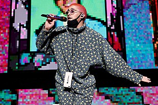 「バッド・バニー、来年開催のツアーがTicketmasterで2018年以来の最速セールスを記録」