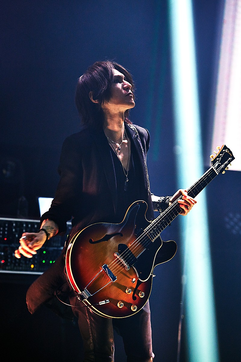 ＜ライブレポート＞SUGIZO、“憎しみではなく愛を、対立ではなく調和を、利己ではなく利他を”あらゆる壁を超え混ざり合う総合芸術を提示した配信ライブ