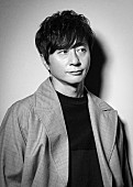 岡野昭仁「岡野昭仁（ポルノグラフィティ）、影とともにある“一条の光”表現「Shaft of Light」MV公開」1枚目/2