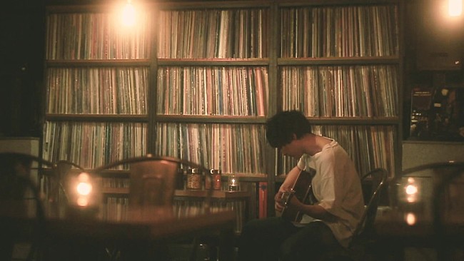 「石崎ひゅーい、ドラマ主題歌「アヤメ」弾き語り映像を公開」1枚目/1