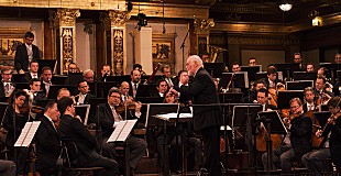 「ジョン・ウィリアムズ、スター・ウォーズの日にウィーン・フィルとの「レベリオン・イズ・リボーン」ライブ映像が公開」