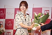 「篠田麻里子「ベストマザ－賞」受賞で笑顔　前田敦子と連絡を取り合う」1枚目/1