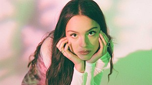 「オリヴィア・ロドリゴ、2ndシングル「deja vu」の和訳付き撮影舞台裏映像を公開」