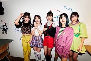 「多幸感溢れるエモーション──DEAR KISS全員一致で「楽しかった！」ワンマンライブ大成功記念インタビュー公開！ 伊山摩穂振付の新曲について語る」