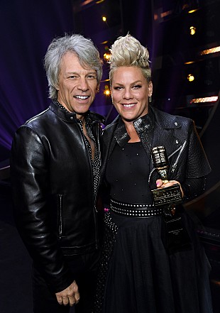 「【2021 #BBMAs】ピンク、ジョン・ボン・ジョヴィから＜アイコン賞＞を受け取る「夢は大きく」」