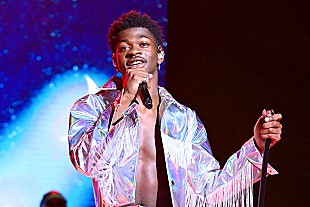 「リル・ナズ・X、『SNL』生放送中の衣装トラブルとデビューALを語る」