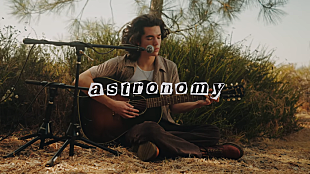 「コナン・グレイ、新曲「Astronomy」のアコースティック・パフォーマンス動画公開」
