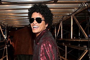 「ブルーノ・マーズ、全米レコード協会から史上初となる5曲のダイヤモンド認定を受ける」